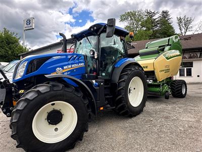 New Holland Traktor mit Krone Presse