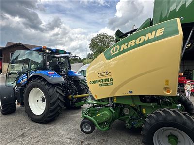 New Holland Traktor mit Krone Presse